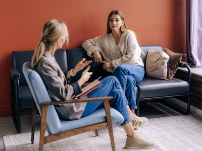 Zwei Frauen im Gespräch